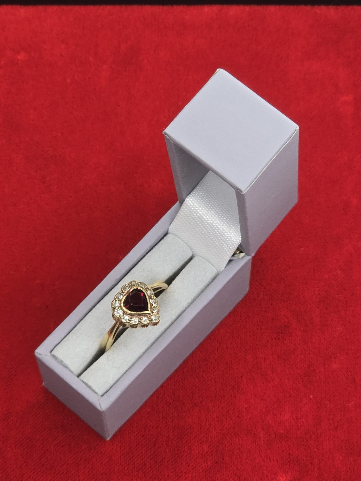 Beautiful 9ct Gold & Garnet Heart Dress Ring - Size P½