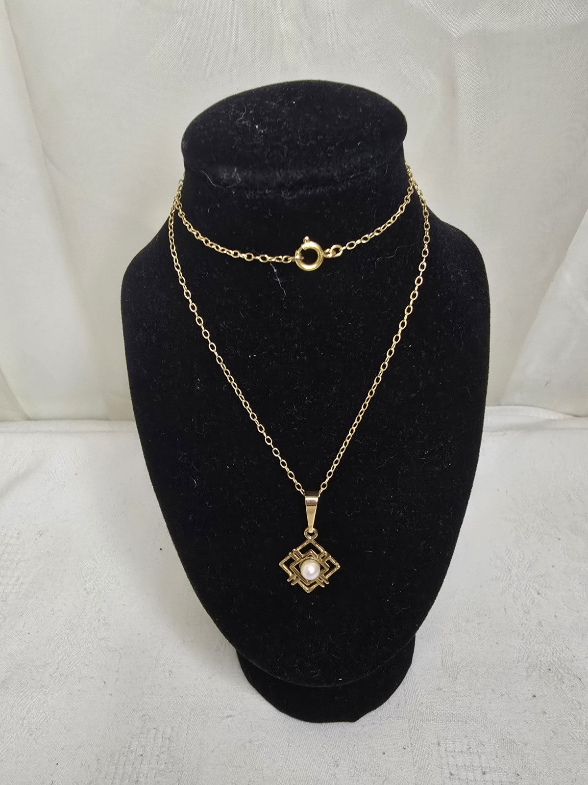 Beautiful 9ct Gold & Pearl Modernist Pendant and Chain - 16 Inches
