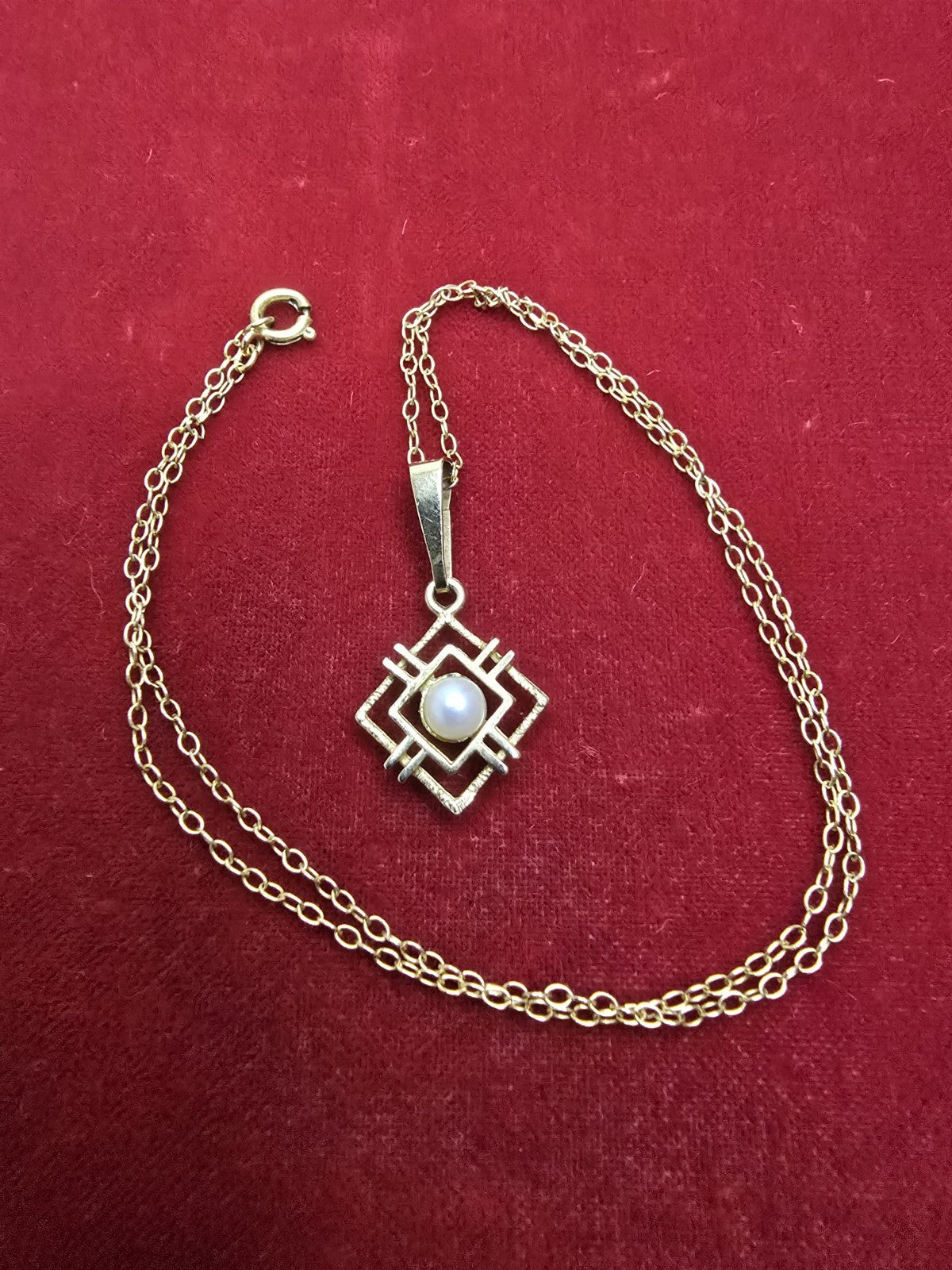 Beautiful 9ct Gold & Pearl Modernist Pendant and Chain - 16 Inches