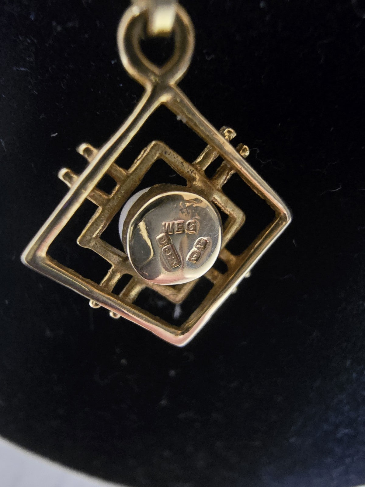 Beautiful 9ct Gold & Pearl Modernist Pendant and Chain - 16 Inches