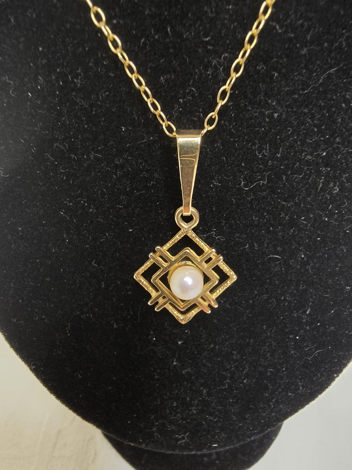Beautiful 9ct Gold & Pearl Modernist Pendant and Chain - 16 Inches