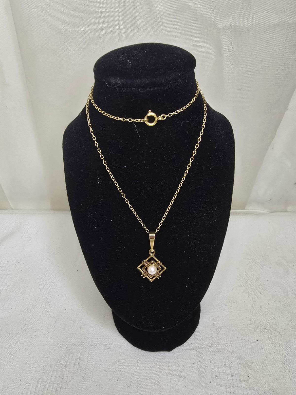 Beautiful 9ct Gold & Pearl Modernist Pendant and Chain - 16 Inches